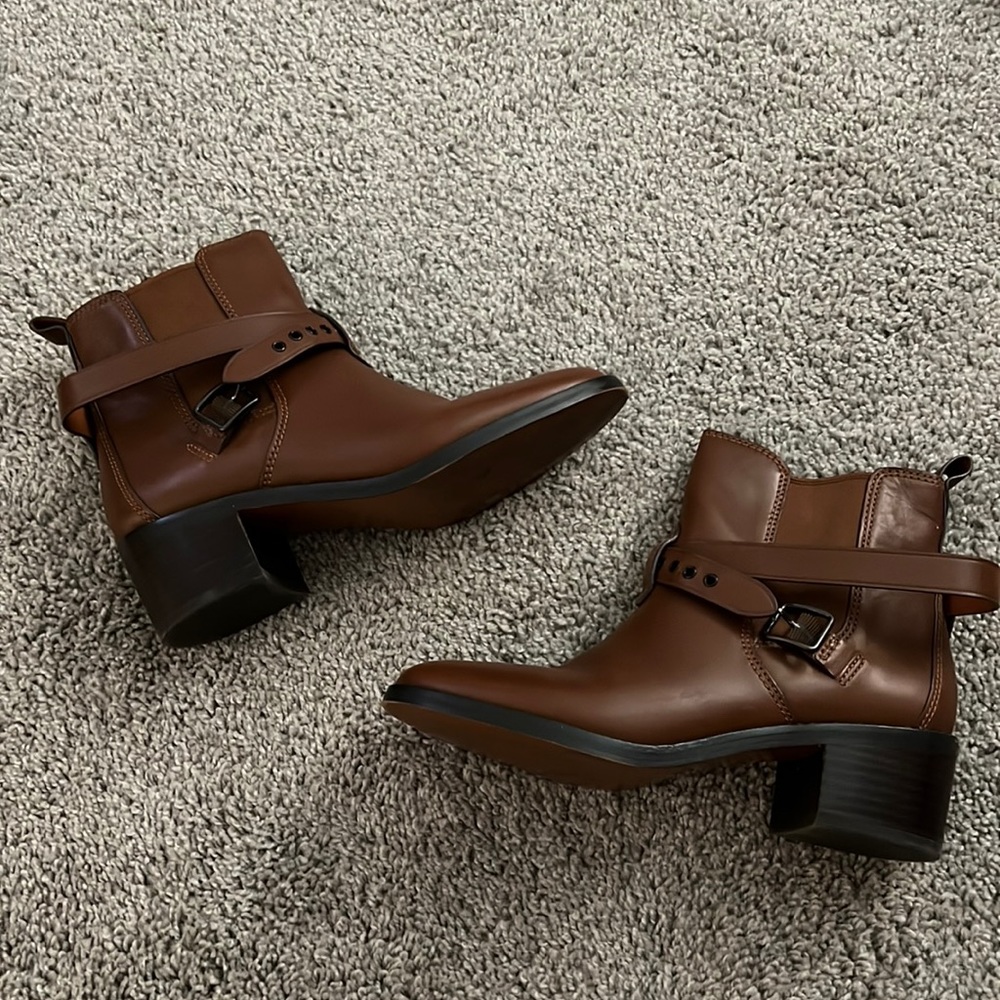 Coach buckle Chelsea boot size 9 dark saddle color